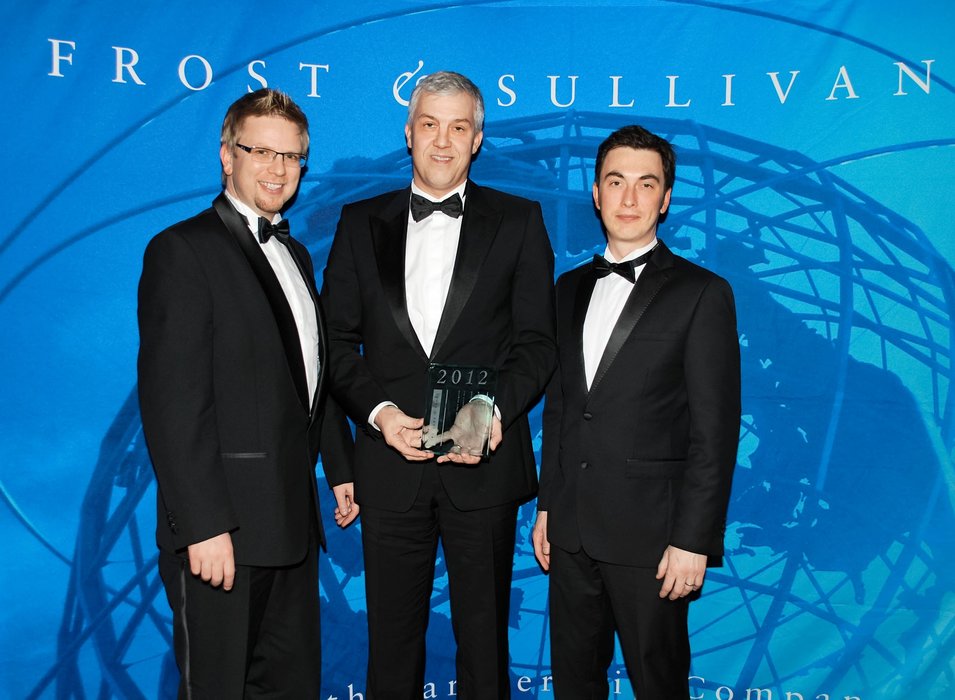 “Outstanding Product Innovation” - La fotocellula a sbarramento SmartReflect di Baumer riceve da Frost & Sullivan il “New Product Innovation Award”